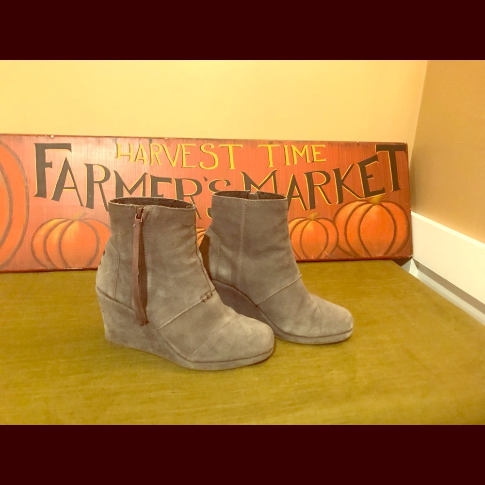 Tom’s wedge booties